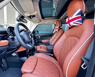 Mini Cooper S 2025 beschikbaar voor verhuur in Dubai, met een kilometerlimiet van 250 km/dag.