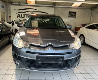 Vooraanzicht van een huurauto Citroen C-Crosser op de luchthaven van Tirana, Albanië ✓ Auto #10004. ✓ Transmissie Handmatig TM ✓ 0 beoordelingen.