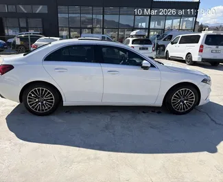 Interieur van Mercedes-Benz A220 te huur in Georgië. Een geweldige auto met 5 zitplaatsen en een Automatisch transmissie.