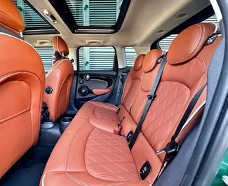 Mini Cooper S 2025 met Vooraandrijving systeem, beschikbaar in Dubai.