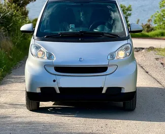 Vooraanzicht van een huurauto Smart Fortwo in Budva, Montenegro ✓ Auto #16121. ✓ Transmissie Automatisch TM ✓ 0 beoordelingen.