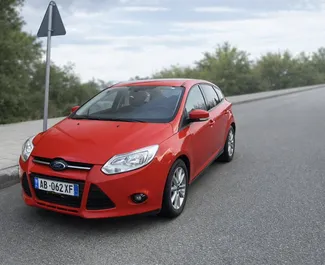 Vooraanzicht van een huurauto Ford Focus in Durrës, Albanië ✓ Auto #16079. ✓ Transmissie Automatisch TM ✓ 0 beoordelingen.