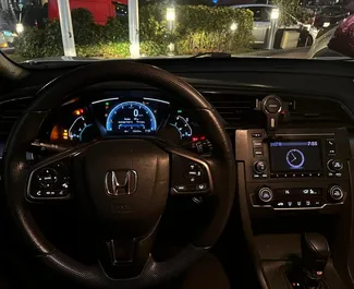 Interieur van Honda Civic te huur in Georgië. Een geweldige auto met 5 zitplaatsen en een Automatisch transmissie.