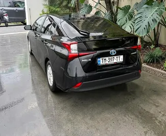 Hybride motor van 1,8L van Toyota Prius 2019 te huur in Batumi.
