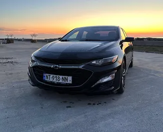 Vooraanzicht van een huurauto Chevrolet Malibu in Batumi, Georgië ✓ Auto #15937. ✓ Transmissie Automatisch TM ✓ 0 beoordelingen.