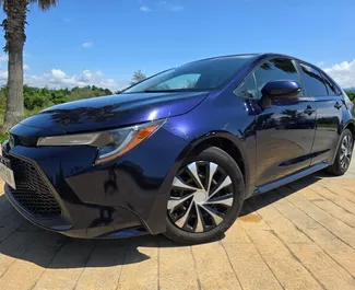 Vooraanzicht van een huurauto Toyota Corolla Sedan in Batumi, Georgië ✓ Auto #15939. ✓ Transmissie Automatisch TM ✓ 1 beoordelingen.