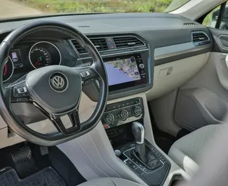 Interieur van Volkswagen Tiguan te huur in Montenegro. Een geweldige auto met 7 zitplaatsen en een Automatisch transmissie.