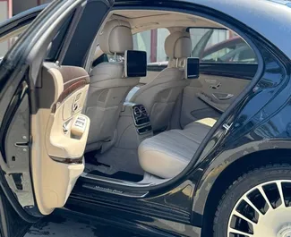 Mercedes-Benz S-Class 2013 beschikbaar voor verhuur in Tbilisi, met een kilometerlimiet van onbeperkt.