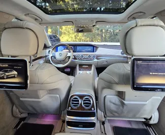 Interieur van Mercedes-Benz S-Class te huur in Georgië. Een geweldige auto met 5 zitplaatsen en een Automatisch transmissie.