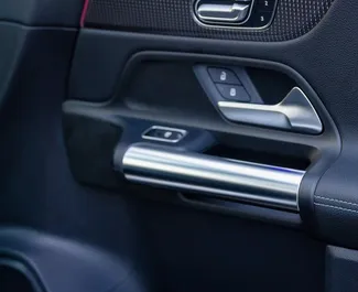 Interieur van Mercedes-Benz GLA-Class te huur in Georgië. Een geweldige auto met 5 zitplaatsen en een Automatisch transmissie.