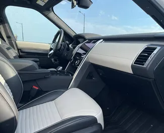 Interieur van Land Rover Discovery te huur in Georgië. Een geweldige auto met 7 zitplaatsen en een Automatisch transmissie.