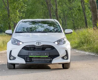 Vooraanzicht van een huurauto Toyota Yaris in Becici, Montenegro ✓ Auto #15934. ✓ Transmissie Automatisch TM ✓ 0 beoordelingen.