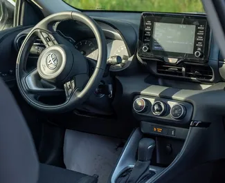 Toyota Yaris 2026 beschikbaar voor verhuur in Becici, met een kilometerlimiet van onbeperkt.