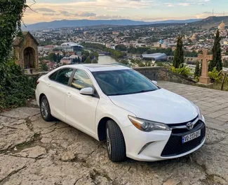 Vooraanzicht van een huurauto Toyota Camry in Tbilisi, Georgië ✓ Auto #16031. ✓ Transmissie Automatisch TM ✓ 0 beoordelingen.