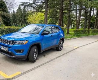 Vooraanzicht van een huurauto Jeep Compass in Tbilisi, Georgië ✓ Auto #16071. ✓ Transmissie Automatisch TM ✓ 0 beoordelingen.
