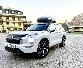Vooraanzicht van een huurauto Mitsubishi Outlander in Tbilisi, Georgië ✓ Auto #16023. ✓ Transmissie Automatisch TM ✓ 0 beoordelingen.