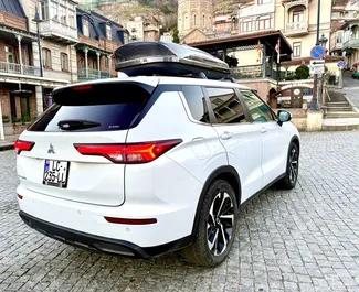 Benzine motor van 2,5L van Mitsubishi Outlander 2022 te huur in Tbilisi.