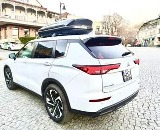 Interieur van Mitsubishi Outlander te huur in Georgië. Een geweldige auto met 7 zitplaatsen en een Automatisch transmissie.