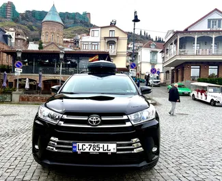 Vooraanzicht van een huurauto Toyota Highlander in Tbilisi, Georgië ✓ Auto #16024. ✓ Transmissie Automatisch TM ✓ 0 beoordelingen.