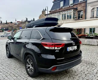 Toyota Highlander 2017 beschikbaar voor verhuur in Tbilisi, met een kilometerlimiet van onbeperkt.