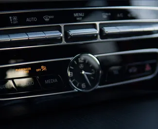 Mercedes-Benz G500 2022 beschikbaar voor verhuur in Becici, met een kilometerlimiet van onbeperkt.