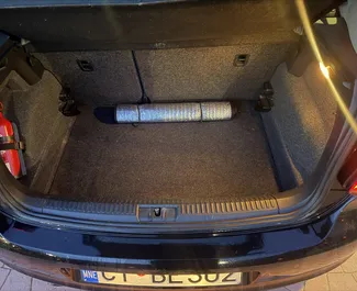 Interieur van Volkswagen Polo te huur in Montenegro. Een geweldige auto met 5 zitplaatsen en een Handmatig transmissie.