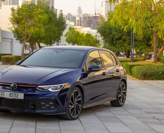 Benzine motor van 2,0L van Volkswagen Golf 8 2025 te huur in Dubai.