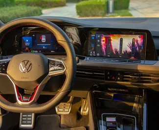 Volkswagen Golf 8 2025 beschikbaar voor verhuur in Dubai, met een kilometerlimiet van 250 km/dag.