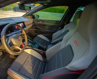 Interieur van Volkswagen Golf 8 te huur in de VAE. Een geweldige auto met 5 zitplaatsen en een Automatisch transmissie.