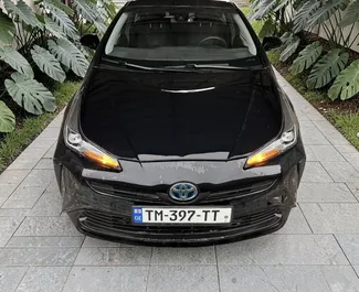 Vooraanzicht van een huurauto Toyota Prius in Batumi, Georgië ✓ Auto #15940. ✓ Transmissie Automatisch TM ✓ 0 beoordelingen.