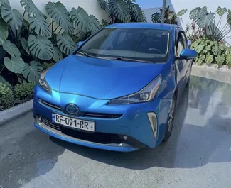 Vooraanzicht van een huurauto Toyota Prius in Batumi, Georgië ✓ Auto #16130. ✓ Transmissie Automatisch TM ✓ 0 beoordelingen.