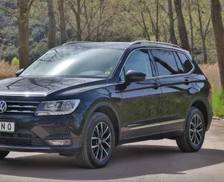 Vooraanzicht van een huurauto Volkswagen Tiguan in Becici, Montenegro ✓ Auto #15906. ✓ Transmissie Automatisch TM ✓ 0 beoordelingen.