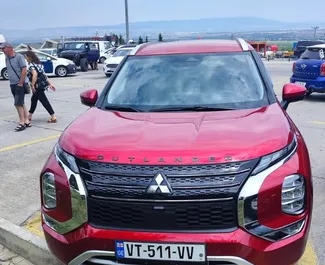 Vooraanzicht van een huurauto Mitsubishi Outlander Xl in Tbilisi, Georgië ✓ Auto #16091. ✓ Transmissie Automatisch TM ✓ 0 beoordelingen.