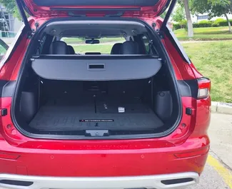 Interieur van Mitsubishi Outlander Xl te huur in Georgië. Een geweldige auto met 7 zitplaatsen en een Automatisch transmissie.