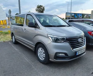 Vooraanzicht van een huurauto Hyundai H1 in Tbilisi, Georgië ✓ Auto #16092. ✓ Transmissie Automatisch TM ✓ 0 beoordelingen.