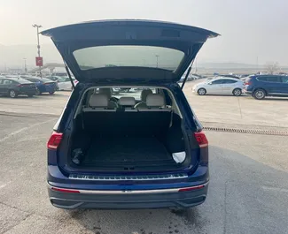 Interieur van Volkswagen Tiguan te huur in Georgië. Een geweldige auto met 5 zitplaatsen en een Automatisch transmissie.
