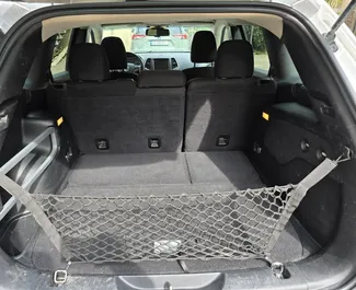 Jeep Cherokee 2016 met Aandrijving op alle wielen systeem, beschikbaar op de luchthaven van Tbilisi.