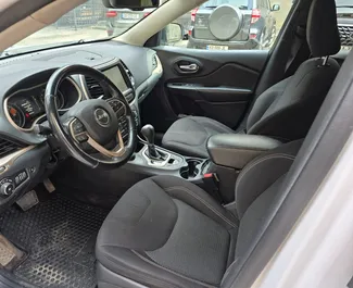Interieur van Jeep Cherokee te huur in Georgië. Een geweldige auto met 4 zitplaatsen en een Automatisch transmissie.
