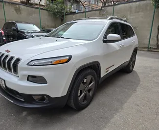 Vooraanzicht van een huurauto Jeep Cherokee op de luchthaven van Tbilisi, Georgië ✓ Auto #15923. ✓ Transmissie Automatisch TM ✓ 0 beoordelingen.