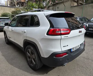 Benzine motor van 2,4L van Jeep Cherokee 2016 te huur op de luchthaven van Tbilisi.