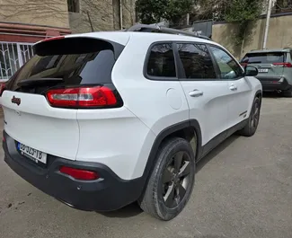 Jeep Cherokee 2016 beschikbaar voor verhuur op de luchthaven van Tbilisi, met een kilometerlimiet van onbeperkt.