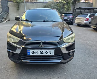 Vooraanzicht van een huurauto Mitsubishi Outlander Sport op de luchthaven van Tbilisi, Georgië ✓ Auto #15922. ✓ Transmissie Automatisch TM ✓ 0 beoordelingen.