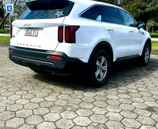 Kia Sorento 2023 beschikbaar voor verhuur in Batumi, met een kilometerlimiet van onbeperkt.