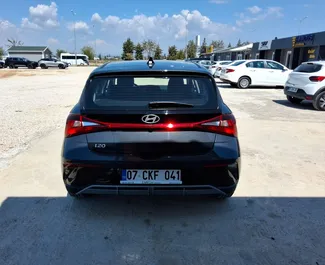Hyundai i20 2025 met Vooraandrijving systeem, beschikbaar op de luchthaven van Antalya.