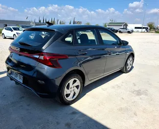 Interieur van Hyundai i20 te huur in Turkije. Een geweldige auto met 5 zitplaatsen en een Automatisch transmissie.