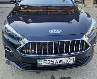 Vooraanzicht van een huurauto JAC J7 in Almaty, Kazachstan ✓ Auto #16035. ✓ Transmissie Automatisch TM ✓ 0 beoordelingen.
