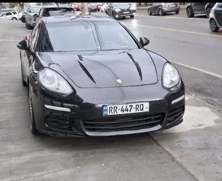 Vooraanzicht van een huurauto Porsche Panamera in Tbilisi, Georgië ✓ Auto #16041. ✓ Transmissie Automatisch TM ✓ 0 beoordelingen.