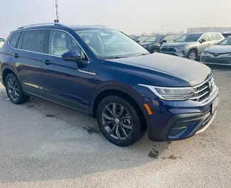 Vooraanzicht van een huurauto Volkswagen Tiguan in Tbilisi, Georgië ✓ Auto #15928. ✓ Transmissie Automatisch TM ✓ 0 beoordelingen.