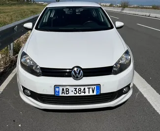 Vooraanzicht van een huurauto Volkswagen Golf 6 in Durrës, Albanië ✓ Auto #16120. ✓ Transmissie Automatisch TM ✓ 0 beoordelingen.