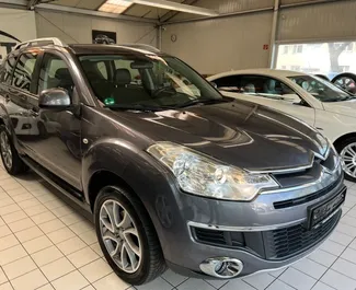 Vooraanzicht van een huurauto Citroen C-Crosser op de luchthaven van Tirana, Albanië ✓ Auto #10119. ✓ Transmissie Handmatig TM ✓ 0 beoordelingen.